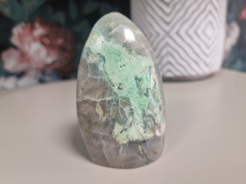 Garnierite cut base free form